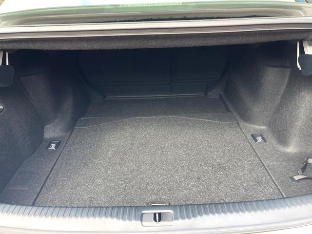 後部座席も気になるようなキズ・汚れやへたり等、大きなダメージはなく、良好な状態です。