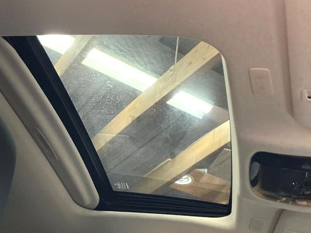 【サンルーフ】開放感たっぷりの希少装備、サンルーフが装着されています!車内に明かりを取り入れたり景色を楽しむ以外にも、車内の空気も簡単に換気できて快適です!