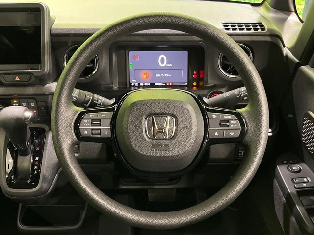 �C���e���A�ɍ��킹���f�U�C���̃X�e�A�����O�́A�^�]�������̂��Ƃ��l���A�^�]���₷���`��A�傫���ł��B�����x�A���ۂɐG���Ă��m���߂��������B