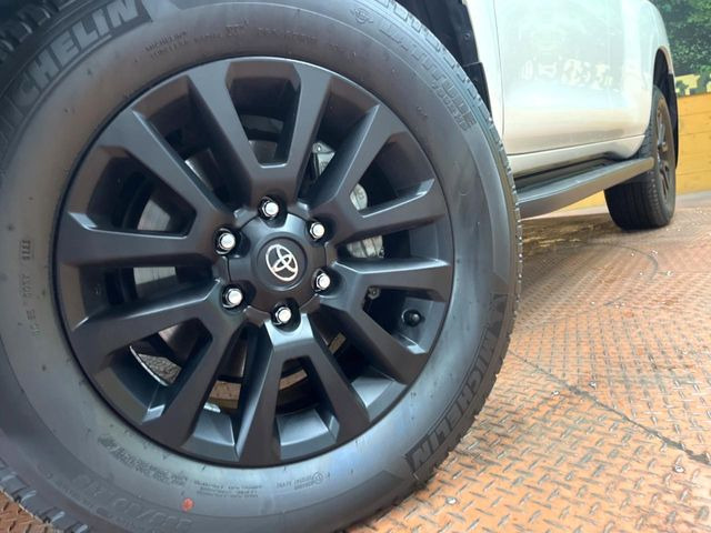 【グレード専用純正18インチアルミホイール】デザイン性の高い純正アルミホイールを装着しております。各種社外アルミホイールや、スタッドレスタイヤも取扱いしております。是非ご相談ください♪