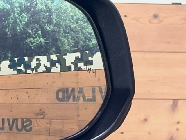 【ブラインドスポットモニター】走行中、ドアミラーの死角になりやすい箇所に後続車が接近するとサイドミラーのレンズに警告を表示!ドライバーに注意喚起をしてくれます。