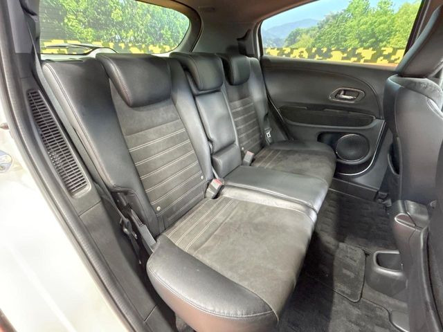 後部座席も気になるようなキズ・汚れやへたり等、大きなダメージはなく、良好な状態です。