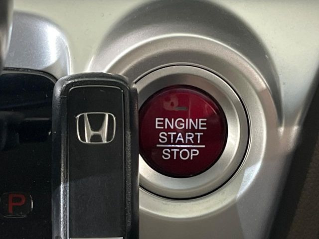 �yHonda�X�}�[�g�L�[�z�J�o����|�P�b�g�ɓ��ꂽ�܂܂ł��h�A�̎{���E�������\�ȃX�}�[�g�L�[�𑕔��B�G���W���̃I���E�I�t�����J�M�����o���K�v����������Ƃ��Ă��֗��ł���