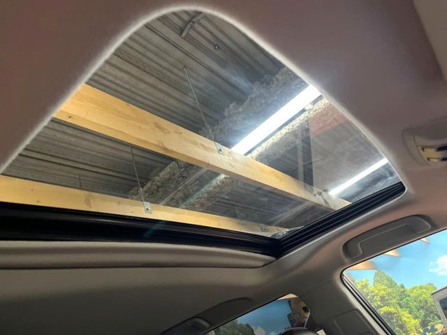 【サンルーフ】開放感たっぷりの希少装備、サンルーフが装着されています!車内に明かりを取り入れたり景色を楽しむ以外にも、車内の空気も簡単に換気できて快適です!