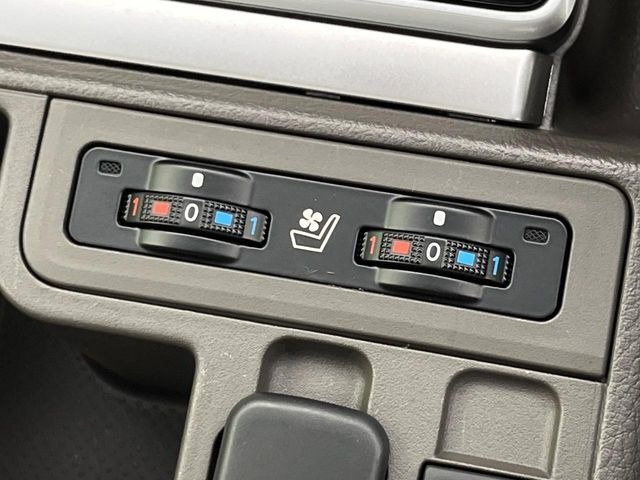 【シートベンチレーション】夏場は涼しい風でお尻や背中の熱やムレを防ぎ、冬はエアコンよりも早く温まってポカポカに!季節を問わず快適に過ごせます。