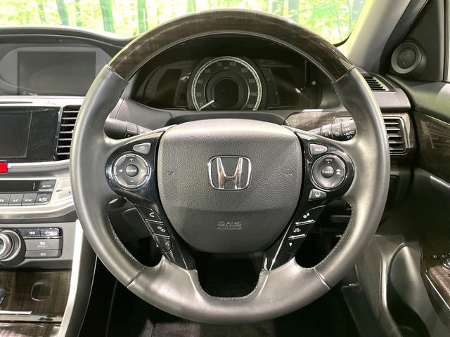 �C���e���A�ɍ��킹���f�U�C���̃X�e�A�����O�́A�^�]�������̂��Ƃ��l���A�^�]���₷���`��A�傫���ł��B�����x�A���ۂɐG���Ă��m���߂��������B