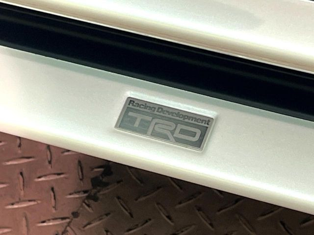 【TRDエアロ】人気のTRDエアロを装備!クルマの外観がよりスタイリッシュになり、街中で存在感あふれる1台に♪将来買い替える時にもリセールに影響しやすく、価値ある人気の装備です!