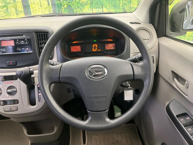 �C���e���A�ɍ��킹���f�U�C���̃X�e�A�����O�́A�^�]�������̂��Ƃ��l���A�^�]���₷���`��A�傫���ł��B�����x�A���ۂɐG���Ă��m���߂��������B