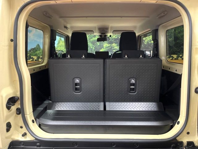 普段のお買い物や通勤、送迎等に十分な荷室スペースを確保しております。セカンドシートを倒すと、大きな荷物の積載も可能です♪