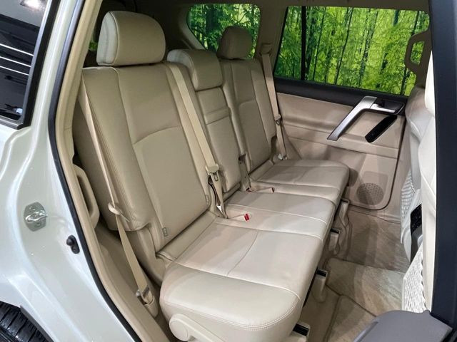 広々とした2列目シートは居住性が高く、居心地も快適!友達や家族とのお出かけにぴったりです。ベビーシートやチャイルドシート使用時も快適にお過ごしいただける十分な空間を確保しています。