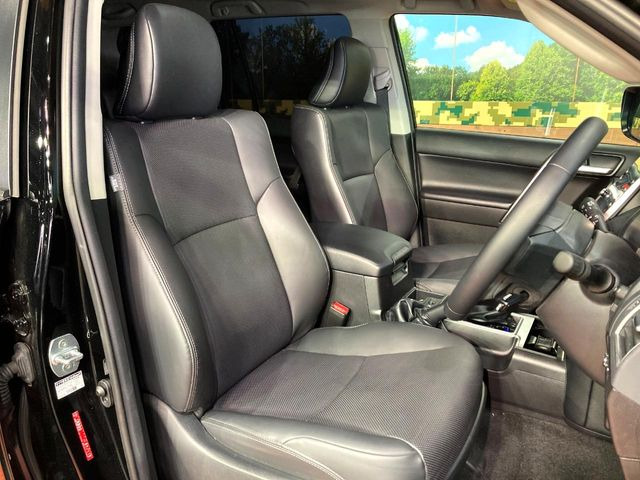 【黒革シート】上質な本革を使用し、高級感あふれる黒革シート。常に体に触れる部分だから、座り心地の良さにはこだわりたいですね♪汚れの付着や劣化を抑制する内装コーティング施工もおススメですよ♪