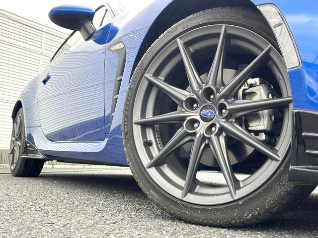 �y����18�C���`�A���~�z�C�[���z�O�ςɃ}�b�`���������A���~�z�C�[���𑕒����Ă���܂��B�e��ЊO�A���~�z�C�[����A�X�^�b�h���X�^�C�����戵�����Ă���܂��B���񂲑��k����������