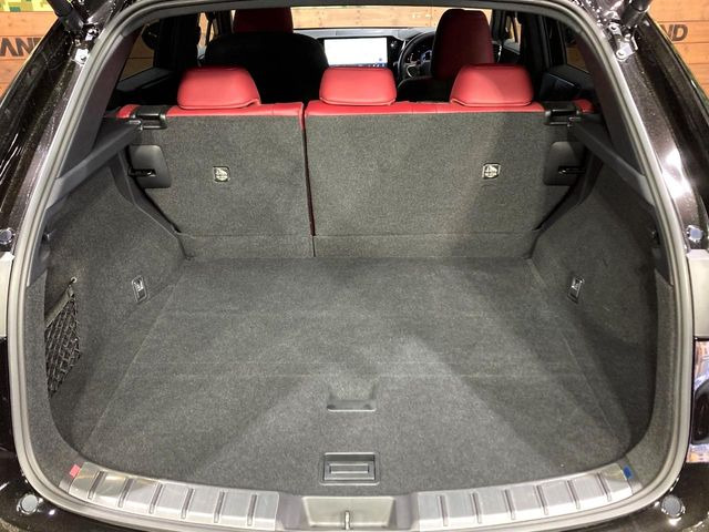 ���i�̂���������ʋ΁A���}���ɏ\���ȉ׎��X�y�[�X���m�ۂ��Ă���܂��B�Z�J���h�V�[�g��|���ƁA�傫�ȉו��̐ύڂ��\�ł���