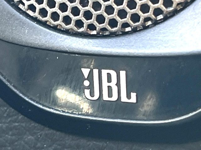 �yJBL�T�E���h�V�X�e���z���[�J�[�I�v�V�����̍��i�ʃT�E���h�V�X�e���𓋍ځB��p�̃`���[�j���O���{���ꂽ�召�l�X�ȃX�s�[�J�[����ǎ��ȃT�E���h���t�ł��A�Տꊴ���ӂ�鉹����Ԃ����o���܂��B