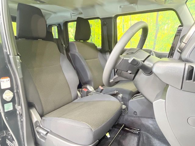 運転席まわりには十分なスペースがあり、大柄な方でもゆったり運転していただける環境です。