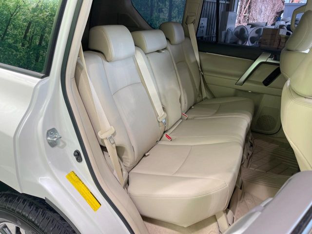 後部座席も気になるようなキズ・汚れやへたり等、大きなダメージはなく、良好な状態です。