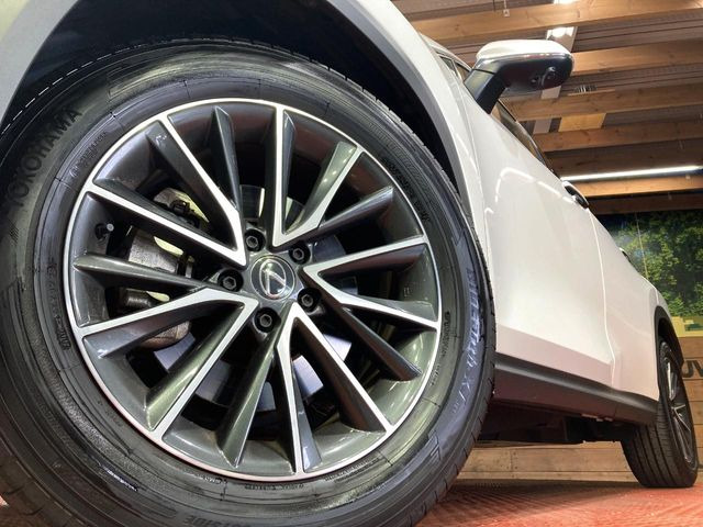 【純正18インチアルミホイール】外観にマッチした純正アルミホイールを装着しております。各種社外アルミホイールや、スタッドレスタイヤも取扱いしております。是非ご相談ください♪