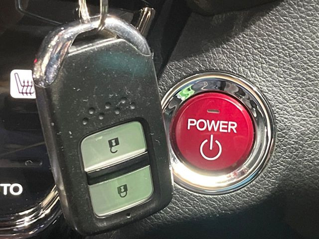 【キーレス】少し離れた場所からでもボタン一つでドアの開錠・施錠ができるのでとっても便利!ドアの鍵穴周りに傷をつけることもありません♪