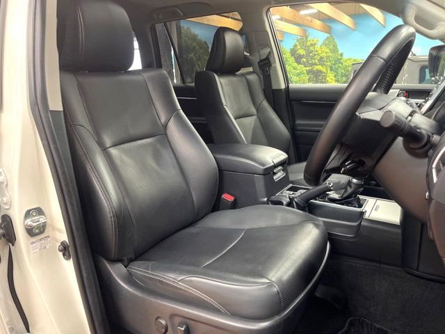 【黒革シート】上質な本革を使用し、高級感あふれる黒革シート。常に体に触れる部分だから、座り心地の良さにはこだわりたいですね♪汚れの付着や劣化を抑制する内装コーティング施工もおススメですよ♪