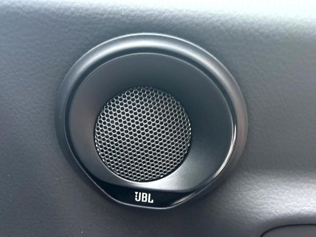 �yJBL�T�E���h�V�X�e���z���[�J�[�I�v�V�����̍��i�ʃT�E���h�V�X�e���𓋍ځB��p�̃`���[�j���O���{���ꂽ�召�l�X�ȃX�s�[�J�[����ǎ��ȃT�E���h���t�ł��A�Տꊴ���ӂ�鉹����Ԃ����o���܂��B