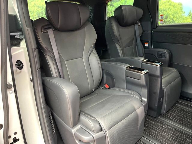 二列目中央はウォークスルーとなっております。二列目と三列目の移動や乗り降りがとっても楽になるので、乗り降りの際もストレスを感じることはありません♪