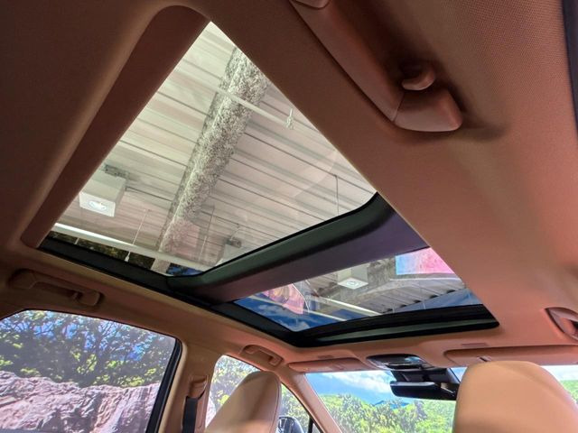 【パノラマムーンルーフ】開放感たっぷりの希少装備、サンルーフが装着されています!車内に明かりを取り入れたり景色を楽しむ以外にも、車内の空気も簡単に換気できて快適です!