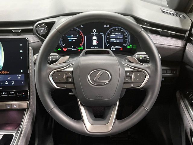 �C���e���A�ɍ��킹���f�U�C���̃X�e�A�����O�́A�^�]�������̂��Ƃ��l���A�^�]���₷���`��A�傫���ł��B�����x�A���ۂɐG���Ă��m���߂��������B