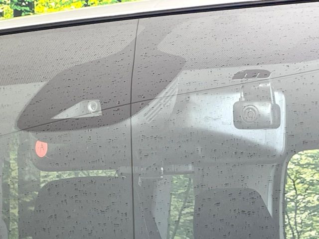 【インテリジェントエマージェンシーブレーキ】フロントカメラで前方の車両や歩行者を検知。衝突しそうな時は衝突被害軽減ブレーキが作動、衝突回避をサポート。より安全にドライブをお楽しみいただけます。