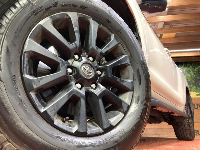 【純正18インチアルミホイール】外観にマッチした純正アルミホイールを装着しております。各種社外アルミホイールや、スタッドレスタイヤも取扱いしております。是非ご相談ください♪