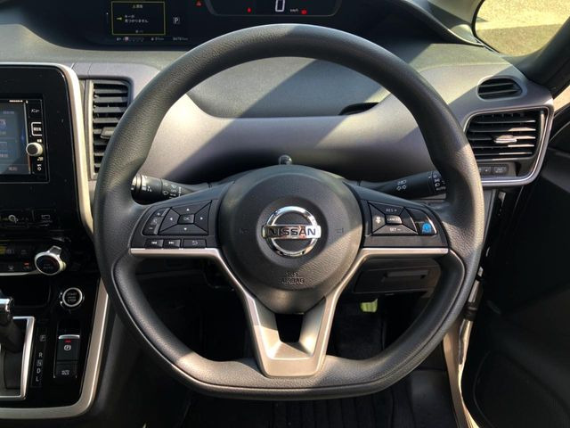 �C���e���A�ɍ��킹���f�U�C���̃X�e�A�����O�́A�^�]�������̂��Ƃ��l���A�^�]���₷���`��A�傫���ł��B�����x�A���ۂɐG���Ă��m���߂��������B