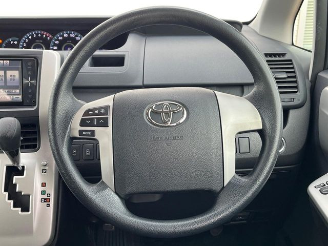 �C���e���A�ɍ��킹���f�U�C���̃X�e�A�����O�́A�^�]�������̂��Ƃ��l���A�^�]���₷���`��A�傫���ł��B�����x�A���ۂɐG���Ă��m���߂��������B