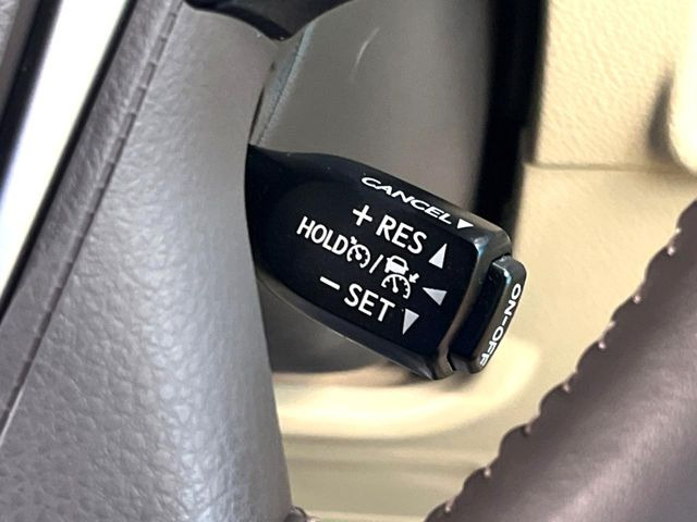 【レーダークルーズコントロール】高速道路での長距離走行が楽に!!自動で速度を保つクルーズコントロールが、衝突軽減システムと連携し、前方の車両を感知して車間を保つように速度調節してくれます!!