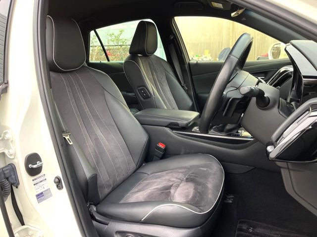 【ハーフレザーシート】高級感と座り心地を両立した人気のシート♪背面・座面のファブリック素材は、通気性の良さや滑りにくさに優れています。気温や服装に左右されず快適にお乗りいただけます。