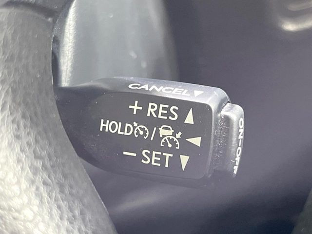 【レーダークルーズコントロール】高速道路での長距離走行が楽に!!自動で速度を保つクルーズコントロールが、衝突軽減システムと連携し、前方の車両を感知して車間を保つように速度調節してくれます!!