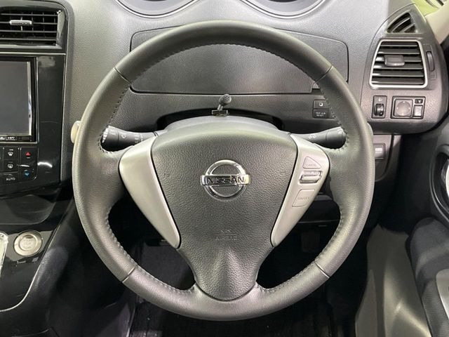 �C���e���A�ɍ��킹���f�U�C���̃X�e�A�����O�́A�^�]�������̂��Ƃ��l���A�^�]���₷���`��A�傫���ł��B�����x�A���ۂɐG���Ă��m���߂��������B