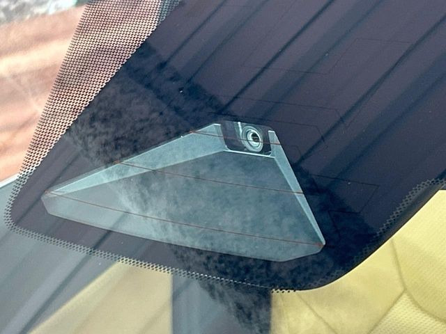 【セーフティシステム】走行中に前方の車両等を認識し、衝突しそうな時は警報とブレーキで衝突回避と被害軽減をアシスト。より安全にドライブをお楽しみいただけます。