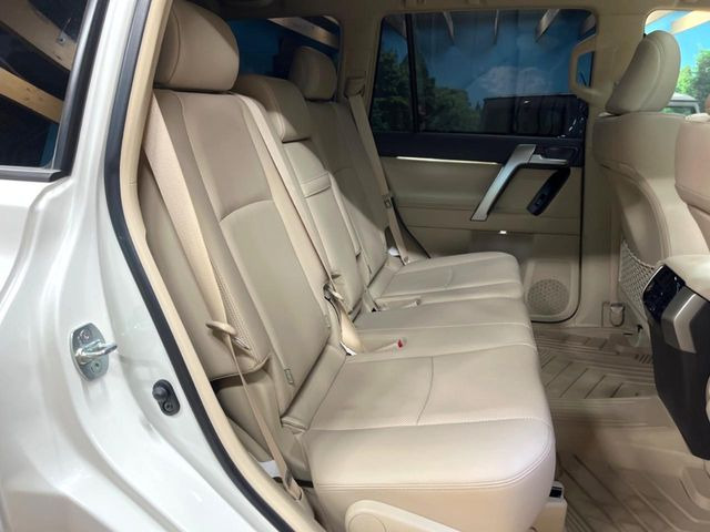 広々とした2列目シートは居住性が高く、居心地も快適!友達や家族とのお出かけにぴったりです。ベビーシートやチャイルドシート使用時も快適にお過ごしいただける十分な空間を確保しています。