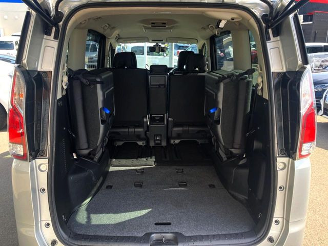 ���i�̂���������ʋ΁A���}���ɏ\���ȉ׎��X�y�[�X���m�ۂ��Ă���܂��B�Z�J���h�V�[�g��|���ƁA�傫�ȉו��̐ύڂ��\�ł���