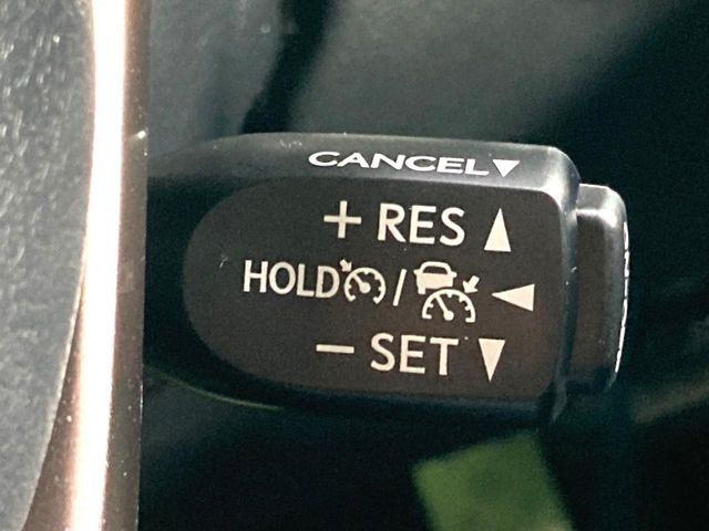 【レーダークルーズコントロール】高速道路での長距離走行が楽に!!自動で速度を保つクルーズコントロールが、衝突軽減システムと連携し、前方の車両を感知して車間を保つように速度調節してくれます!!