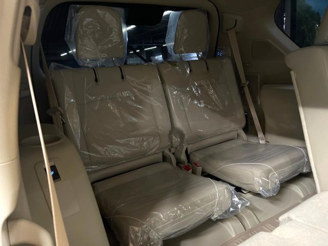 3列目シートはもちろん状態良好☆大人でもゆったりと座って頂けますので、大人数でのお出かけもラクラクです♪ご家族で、気の知れた仲間で、ドライブに行くのが楽しみですね♪