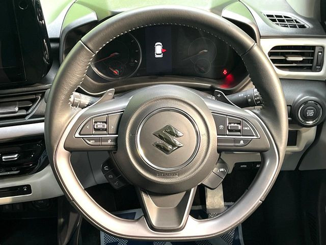 �C���e���A�ɍ��킹���f�U�C���̃X�e�A�����O�́A�^�]�������̂��Ƃ��l���A�^�]���₷���`��A�傫���ł��B�����x�A���ۂɐG���Ă��m���߂��������B