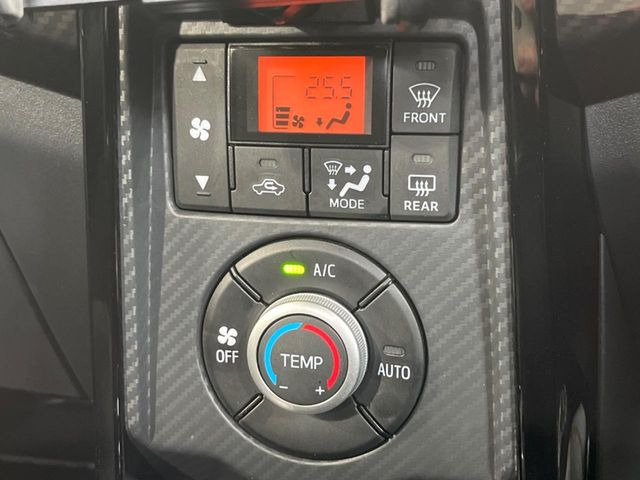 【オートエアコン】一度お好みの温度に設定すれば、車内の温度を検知し風量や温度を自動で調整。暑い&hellip;寒い&hellip;と何度もスイッチ操作をする必要はありません。快適な車内空間には必須の機能ですね♪