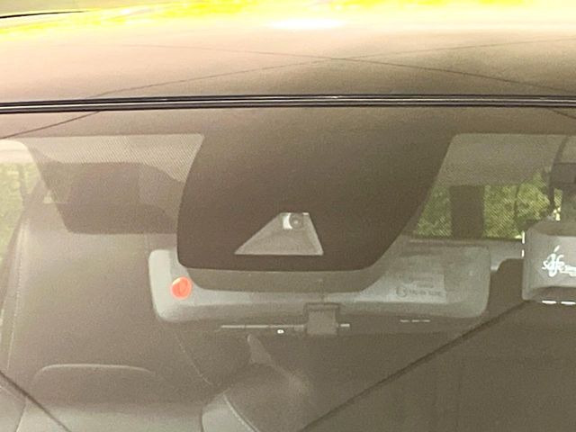 【プリクラッシュセーフティ】前方の車両等を検知し、衝突しそうな時は警報で注意を促し、ブレーキを踏む力をサポート。ブレーキを踏めなかった場合は衝突被害軽減ブレーキが作動、衝突回避をサポートします。