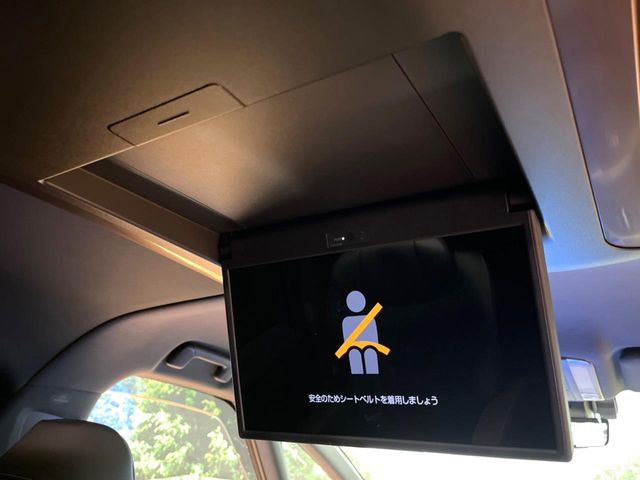 【フリップダウンモニター】大画面モニターで後席でもエンタメをお楽しみいただけます。小さなお子様にも大人気の装備です♪