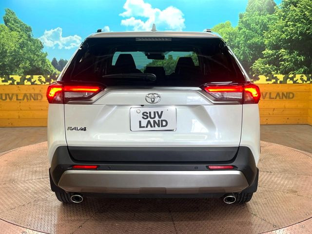 安心の最長10年・走行無制限保証(有償)をご用意。保証内容も充実はもちろん、無料点検&オイル交換や、年中無休の全国・24時間ロードサービスも付帯されておりますのでご安心下さい。