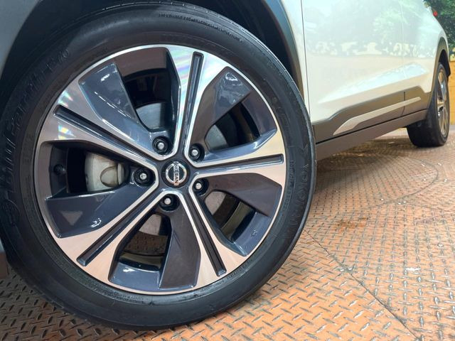 【純正17インチアルミホイール】外観にマッチした純正アルミホイールを装着しております。各種社外アルミホイールや、スタッドレスタイヤも取扱いしております。是非ご相談ください♪