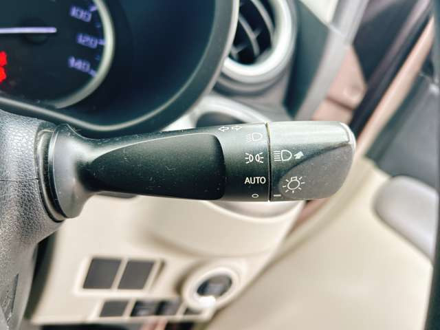 �y�I�[�g���C�g�z�ԊO�̖��邳�����m���āA�����I�Ƀw�b�h���C�g��_�����Ă���܂���g���l���𑖍s����ۂɂ��A�����I�ɓ_�����Ă���ĕ֗��ȑ�����1�ł���