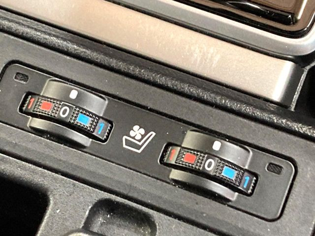 【シートベンチレーション】夏場は涼しい風でお尻や背中の熱やムレを防ぎ、冬はエアコンよりも早く温まってポカポカに!季節を問わず快適に過ごせます。