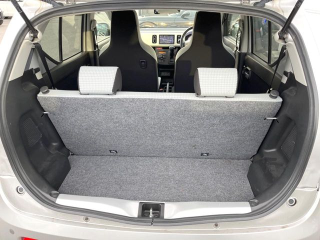 ���i�̂���������ʋ΁A���}���ɏ\���ȉ׎��X�y�[�X���m�ۂ��Ă���܂��B�Z�J���h�V�[�g��|���ƁA�傫�ȉו��̐ύڂ��\�ł���