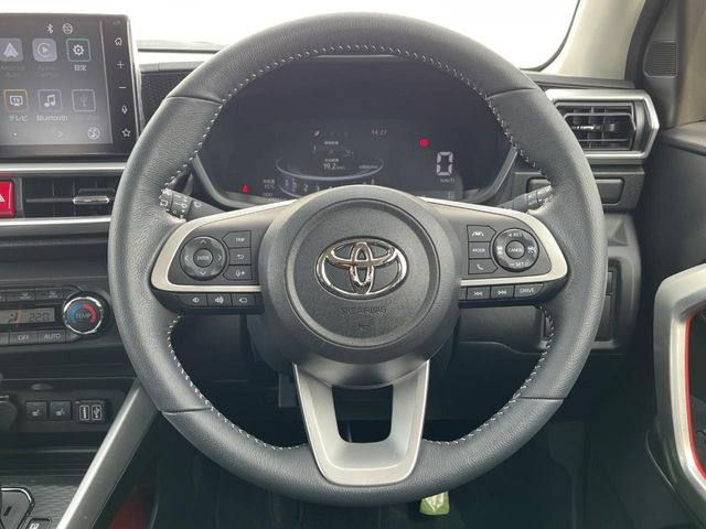 �C���e���A�ɍ��킹���f�U�C���̃X�e�A�����O�́A�^�]�������̂��Ƃ��l���A�^�]���₷���`��A�傫���ł��B�����x�A���ۂɐG���Ă��m���߂��������B